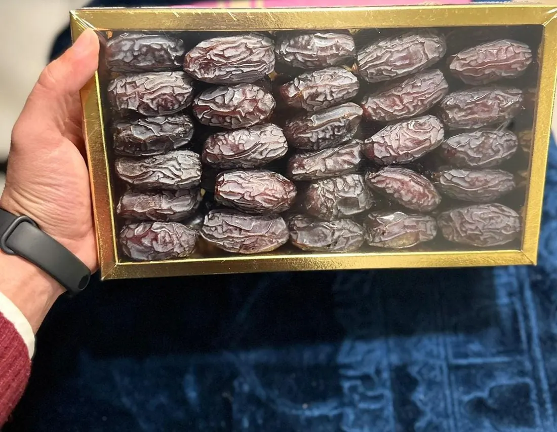 علبة تمر مجهول